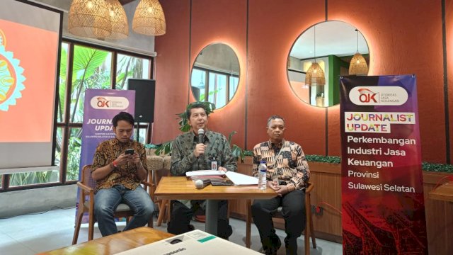 Kepala OJK Sulselbar Darwisman (tengah) saat menyampaikan kinerja industri jasa keuangan di sela-sela Journalist Update Perkembangan Industri Jasa Keuangan Sulsel. (Dok. Chaerani/Republiknews.co.id)