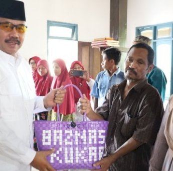 Edi Damansyah Salurkan Bantuan Sembako dan Akte Yayasan di Masjid Al Huda Cipari Makmur
