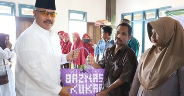 Edi Damansyah Salurkan Bantuan Sembako dan Akte Yayasan di Masjid Al Huda Cipari Makmur