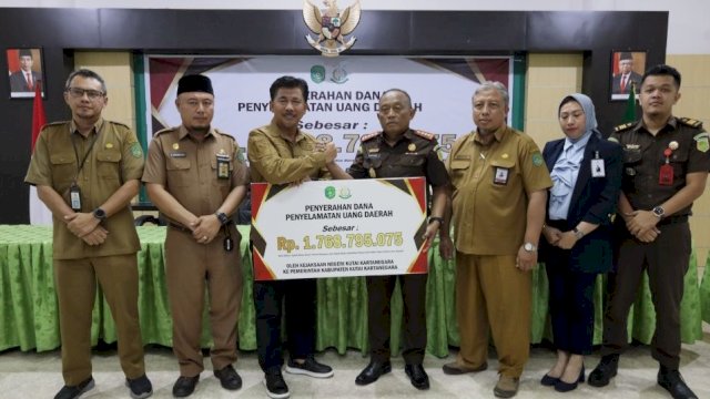 Sekda Kukar, Sunggono, terima penyerahan dana penyelamatan uang daerah sebesar Rp 1.768.795.075, dari Kajari Kukar Ari Bintang Prakosa Sejati, Selasa (26/03/2024). (Istimewa)