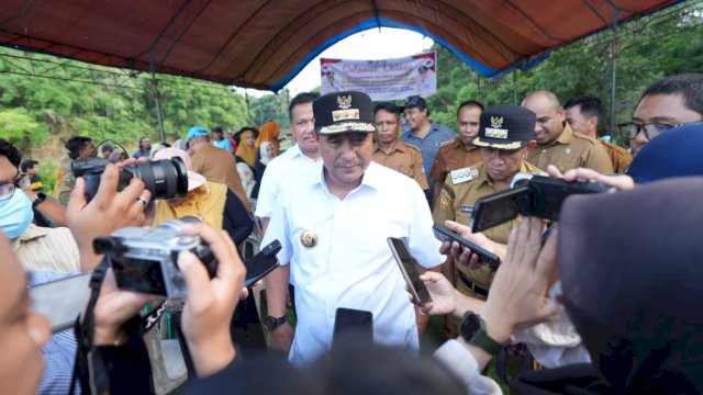 Pj Gubernur Sulsel Bahtiar Baharuddin, memberikan keterangan Pers usai menebar benih ikan di Desa Mattampa Walie, Kecamatan Lamuru, Selasa (26/03/2024). (Istimewa)