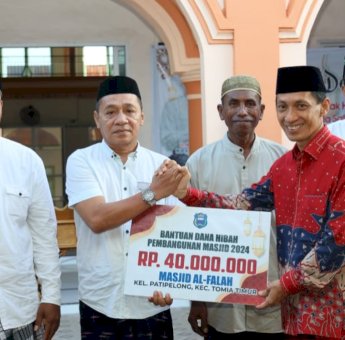 Safari Ramadan di Pulau Tomia, Bupati Haliana Serahkan Bantuan Pembangunan Masjid Ratusan Juta