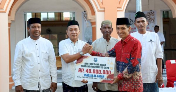 Safari Ramadan di Pulau Tomia, Bupati Haliana Serahkan Bantuan Pembangunan Masjid Ratusan Juta