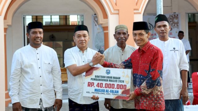 Bupati Wakatobi, Haliana, saat menyerahkan bantuan dana hibah secara simbolik di Kecamatan Tomia Timur, Pulau Tomia, Selasa (26/03/2024). (Istimewa)