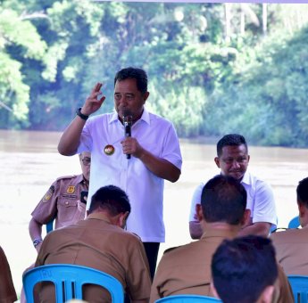 Ngobrol Santai di Pinggir Sungai, Pj Gubernur Sampaikan Potensi Bone Jadi Sentra Budidaya Sukun di Indonesia