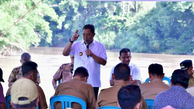 Pj Gubernur Sulsel Bahtiar Baharuddin, saat berbincang dengan aparat desa dan warga di Tepi Sungai di Desa Mattampa Walie, Kabupaten Bone, Selasa (26/03/2023). (Istimewa)