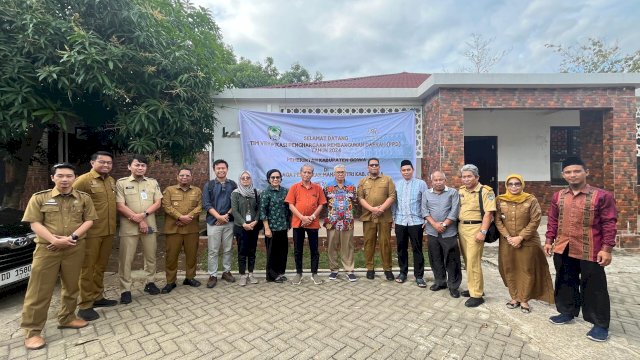 Tim Penilai Tahap II PPD Tingkat Kabupaten Tahun 2024 saat melihat langsung realisasi program Mahasantri di Rumah Tahfiz Kabupaten Gowa, di Kecamatan Bajeng, kemarin. (Dok. Humas Gowa)