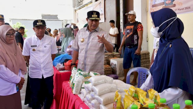 Pj Gubernur Sulsel Bahtiar Baharuddin, saat meninjau lokasi Pasar Murah di Kabupaten Bone, Rabu (27/03/2024). (Istimewa)