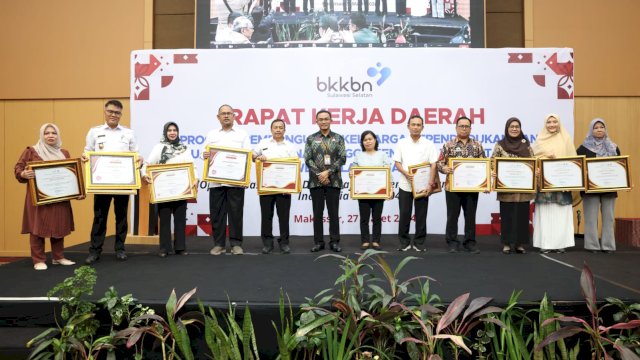 Ket: Sekdis BKKBN Pemkot Parepare Menerima Penghargaan di Makassar.