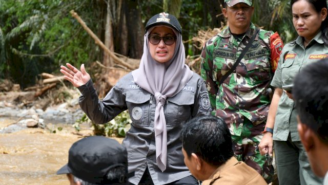 Bupati Luwu Utara Indah Putri Indriani saat meninjau langsung beberapa wilayah di Kecamatan Bone-bone yang terdampak banjir. Selasa (26/03/2024)