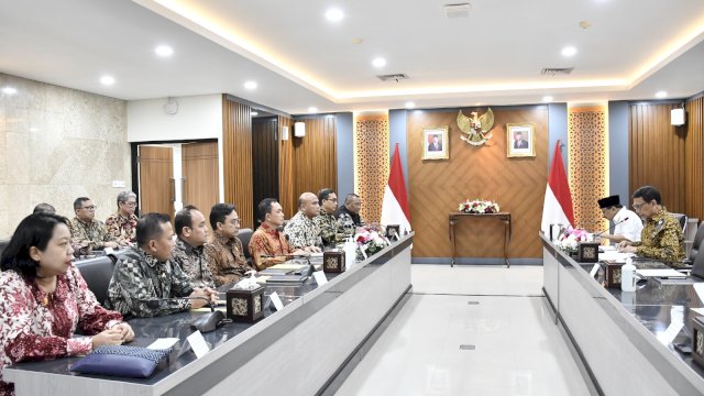 Jajaran KPPU saat melakukan pertemuan dengan Wantimpres RI di Kantor Wantimpres, kemarin. (Dok. Humas KPPU)