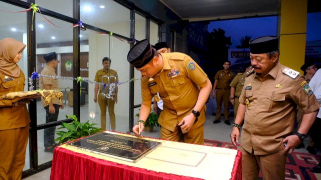 Bupati Gowa Adnan Purichta Ichsan bersama Wakilnya Abd Rauf Malaganni saat meresmikan PPP di Kecamatan Biringbulu, kemarin. (Dok. Humas Gowa)