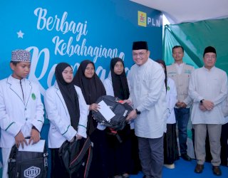 Berbagi di Ramadan, Pegawai PLN UPP Sultra Serahkan Bantuan ke Santri Ponpes Al Askar