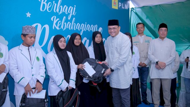 Senior Manager Operasi Konstruksi 1 Budiari Wibowo saat menyerahkan bantuan kepada santri Pondok Pesantren Al Askar Kendari, di sela-sela kegiatan berbagi, kemarin. (Dok. Humas PLN UIP Sulawesi)