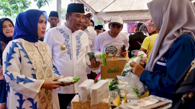 Pj Gubernur Sulsel Bahtiar Baharuddin, bersama Pj Ketua PKK Sulsel Sofha Marwah Bahtiar, saat meninjau Stand Pangan Murah di Pelataran Lapangan Merdeka, Kabupaten Bone, Rabu (27/03/2024). (Istimewa)