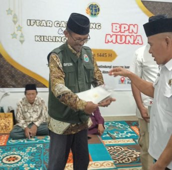 BPN Muna Serahkan Sertifikat Tanah Wakaf Masjid, Sekaligus Laksanakan Buka Puasa Bersama
