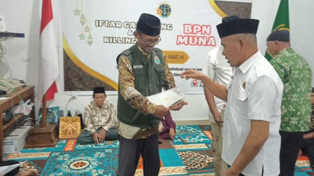 Kepala Kantor BPN Muna, Muhammad Ali Mustapha, saat menyerahkan Sertifikat Tanah Wakaf Masjid. (Foto: Rustam / Republiknews.co.id)