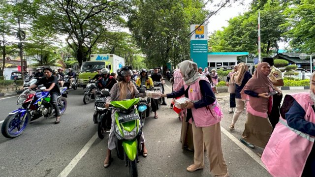 Srikandi PT PLN (Persero) UID Sulselrabar, berbagi takjil yang dirangkaikan dengan sosialisasi promo Tambah Daya Listrik, Selasa (26/03/2024). (Istimewa)
