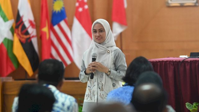Bupati Luwu Utara Indah Putri Indriani saat menjadi pembicara di Pelatihan Kepemimpinan Nasional di Makassar. Kamis (28/03/2024)