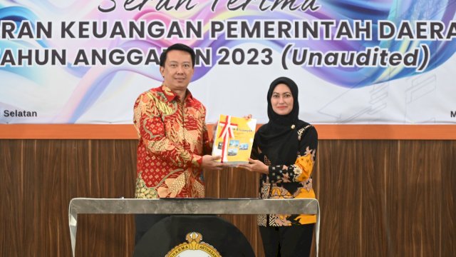 Bupati Luwu Utara Indah Putri Indriani menyerahkan LKPD TA 2023 ke BPK Sulawesi Selatan. Sabtu (30/03/2024)