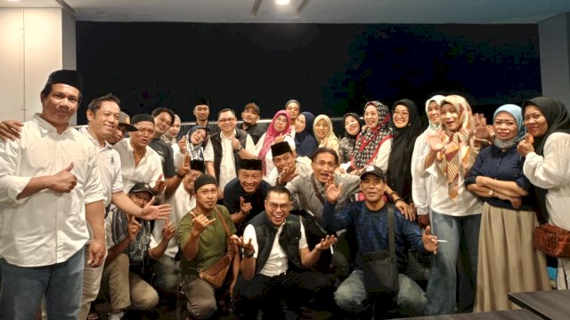 Alumni IKA 98, SMA Negeri 8 Makassar berfoto bersama usai melaksanakan Buka Puasa Bersama di Vasaka Hotel Makassar, Sabtu, (30/03/2024). (Dok. Chaerani/Republiknews.co.id)