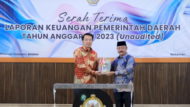 Wakil Bupati Gowa Abd Rauf Malaganni saat menyerahkan Laporan Keuangan Pemerintah Daerah (LKPD) Tahun Anggaran 2023, di Kantor BPK RI Perwakilan Sulawesi Selatan, kemarin. (Dok. Humas Gowa)