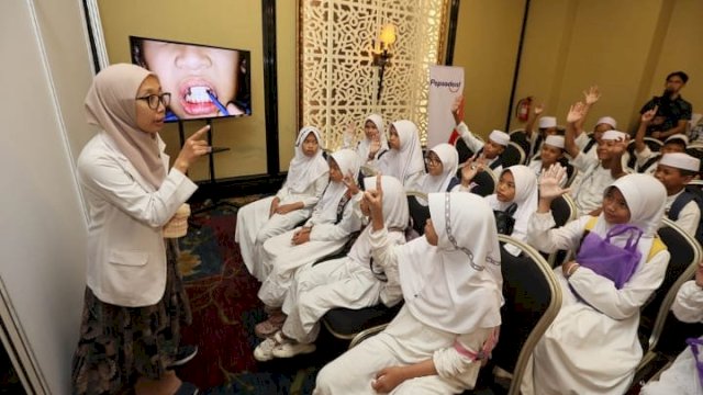 Peringatan Hari Kesehatan Gigi dan Mulut Sedunia 2024 yang digelar Pepsodent bersama PDGI, AFDOKGI, dan ARSGMPI dirangkaikan dengan Edukasi Kesehatan Gigi Gratis oleh dokter dari RSGM FKG Unpad kepada santri, di Rumah Tahfidz Qur'an Anak Bandung, kemarin. (Dok. PT Unilever)