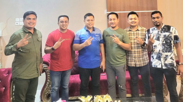 Caleg DPRD Sulsel dari Partai Gerindra, Yasir Machmud (baju biru) bersama tim pemenangannya. (Foto: Istimewa)