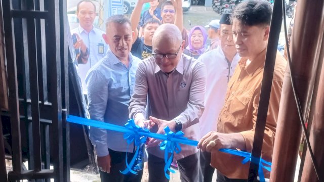 Ket : Izaac L.D. Lawalata didampingi Ibrahim Fattah dan Khaerul Mannan melaksanakan pemotongan pita sebagai penanda peluncuran kantor hukum tersebut.