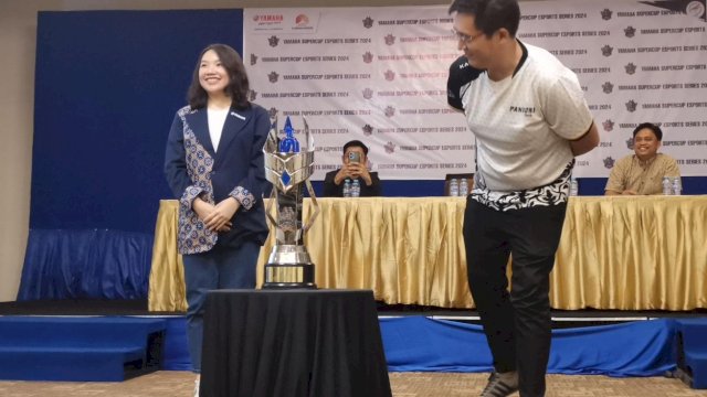 Penampakan piala bergilir yang diperebutkan 24 tim se Sulselbar di ajang Yamaha Supercup Esport 2024. (Foto: Istimewa)