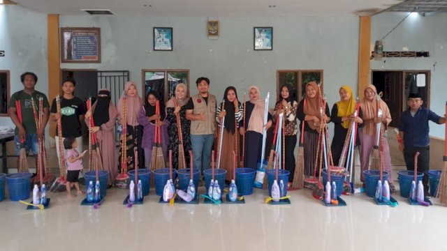 Pihak Huadi Group menyerahkan bantuan alat-alat kebersihan kepada perwakilan pengurus masjid yang ada di Desa Papan Loe, Kecamatan Pa'jukukang, Kabupaten Bantaeng, Jumat (8/3/2024). (Foto: Istimewa)