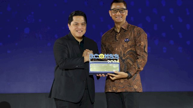 Direktur Utama PT PLN (Persero), Darmawan Prasodjo berhasil meraih penghargaan Best CEO Communications dalam ajang BCOMSS 2024, Kamis (7/3/2024). (Foto: Istimewa)