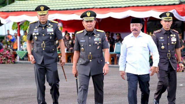 Wabup Gowa Abd. Rauf Malaganni saat menghadiri Upacara Penutupan Prodi Dikmata TNI AD Gelombang-II TA. 2023 (OV), di Lapangan Sapta Marga Rindam XIV Hasanuddin Pakkato, Kecamatan Bontomarannu, kemarin. (Dok. Humas Gowa)