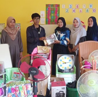 Bentuk Kepedulian, Huadi Group Salurkan Bantuan untuk PAUD KB Al-Ikhlas Papan Loe Bantaeng
