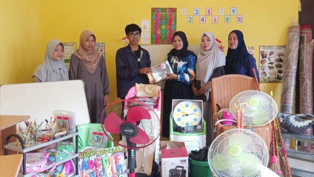 Huadi Group menyalurkan bantuan berupa mainan kepada peserta didik di PAUD KB Al-Ikhlas, Desa Papan Loe, Kecamatan Pa'jukukang, Kabupaten Bantaeng, Kamis (14/3/2024). (Foto: Istimewa)