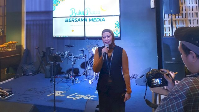 General Manager Mercure Makassar Wiwied Nurseka di sela-sela memberikan sambutan hangat pada kegiatan Buka Puasa Bersama Media di The Light Mercure Makassar, kemarin. (Dok. Mercure Makassar)