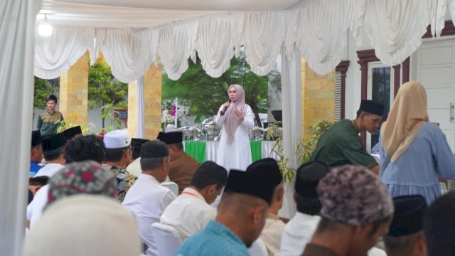 Ketua DPRD Provinsi Sulawesi Selatan, Andi Ina Kartika Sari menggelar buka puasa bersama Kerukunan Keluarga Daerah Barru (KKDB) di rumah jabatannya, Jumat (15/3/2024). (Foto: Istimewa)