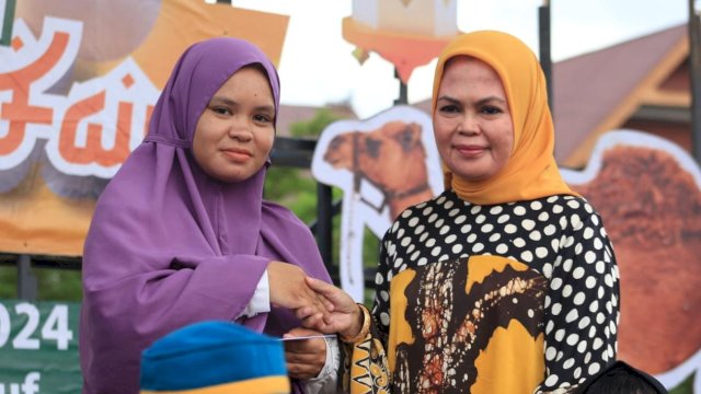 Wakil Ketua TP PKK Kabupaten Gowa, Mussadiyah Rauf saat memberikan bantuan kepada salah satu anak yatim di sela-sela buka puasa bersama yang berlangsung pada pembukaan Gowa Ramadan Fair 2024, di Zona A Ruang Terbuka Hijau (RTH) Syekh Yusuf Discovery, kemarin. (Dok. Humas Gowa)