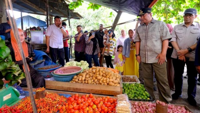 Pj Sekda Gowa Abd. Karim Dania (kiri) saat mendampingi Pj Gubernur Sulsel Bahtiar Baharuddin melakukan pemantauan stok dan harga bahan pokok di Pasar Minasa Maupa, kemarin. (Dok. Humas Gowa)