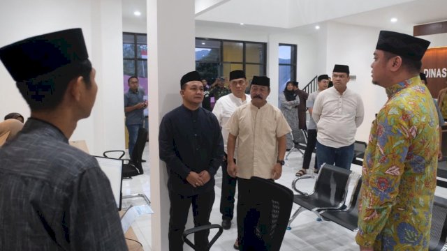 Bupati Gowa Adnan Purichta Ichsan bersama Wakilnya Abd Rauf Malaganni saat meresmikan Pos Pelayanan Publik di Kecamatan Tombolopao, kemarin. (Dok. Humas Gowa)