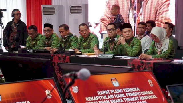 Komisioner KPU Sulawesi Selatan saat mengikuti rapat pleno terbuka rekapitulasi hasil penghitungan suara Pemilu 2024 tingkat nasional di Jakarta belum lama ini. (Foto: Istimewa)