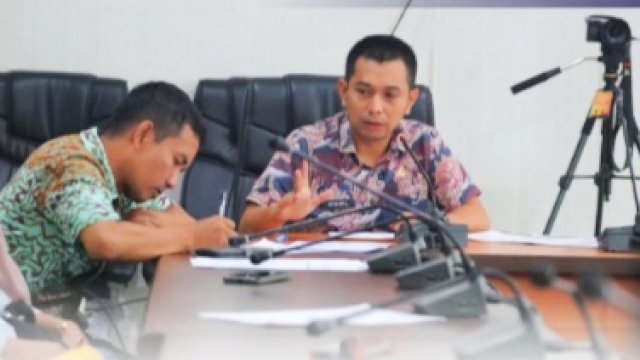 Kabag Humas Protokol DPRD Kota Makassar, Syahril mengadakan rapat koordinasi dengan seluruh Laskar Pelangi Bagian Humas Protokol Sekretariat DPRD Kota Makassar, Kamis (21/3/2024). (Foto: Istimewa)