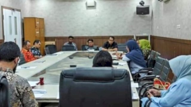 Ketua Komisi D DPRD Kota Makassar, Andi Hadi Ibrahim Baso memimpin rapat monitoring dan evaluasi (Monev) pada Kamis (21/3/2024). (Foto: Istimewa)