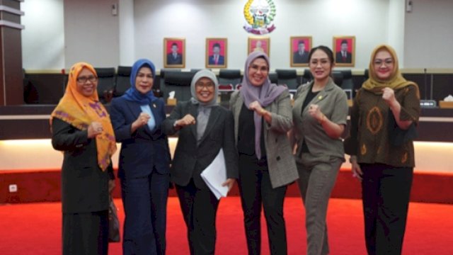 Sejumlah legislator yang tergabung dalam Kaukus Perempuan Parlemen DPRD Sulsel berfoto bersama belum lama ini. (Foto: Istimewa)