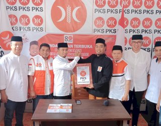 Kembalikan Formulir di PKS, Langkah Awal Tasming Hamid Menuju Pilkada Parepare