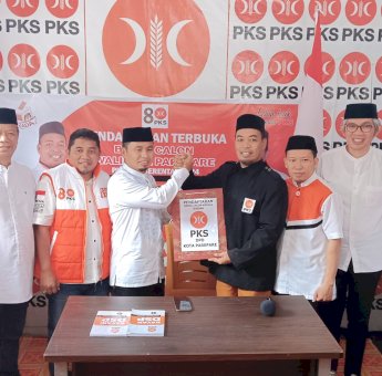 Kembalikan Formulir di PKS, Langkah Awal Tasming Hamid Menuju Pilkada Parepare