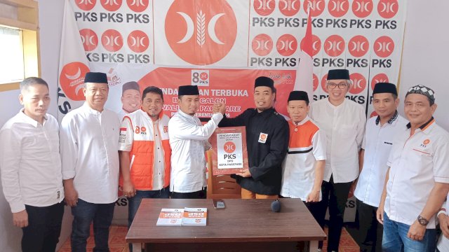 Ket : Bakal Calon Wali Kota Parepare, Tasming Hamid saat mengembalikan formulir penjaringan balin Wali Kota di Partai PKS Parepare 