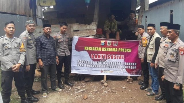 Polres Bantaeng bersama Huadi Group turun langsung memberikan bantuan kepada masyarakat kurang mampu di Kecamatan Eremerasa, Kabupaten Bantaeng, Sabtu (30/3/2024). (Foto: Istimewa)