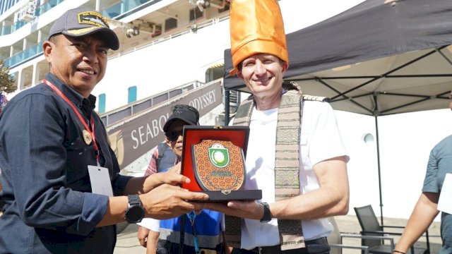 Kota Parepare Kedatangan Kapal Pesiar MV Seabourn Odyssey