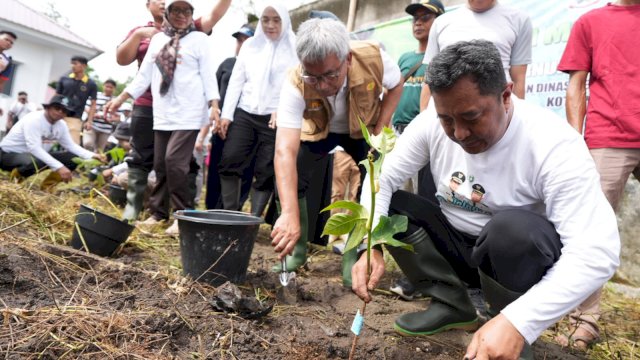 Pj Gubernur Sulsel dan Pj Wali Kota Parepare Tanam Cabai dan Sukun, Pelestarian Lingkungan dan Ketahanan Pangan
